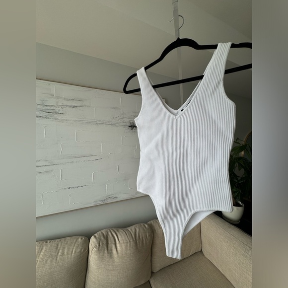 WHITE BODYSUIT - SIZE SMALL. TAGS REMOVED BUT NEVER WORN - Picture 2 of 7